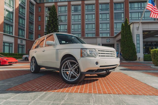 Range Rover L322 White Vinyl Wrap Custom Wheels Front Low Hotel, by Wrap Labs, Westlake Village